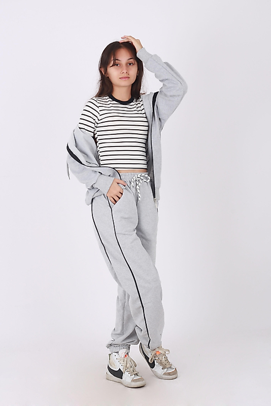 Minimal Şıklık 3'lü Takım Yeni Nesil Croplu Ceketi Kapüşonlu Ve Yandan Biyeli Eşofman Altı