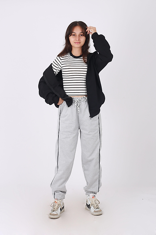 Minimal Şıklık 3'lü Takım Yeni Nesil Croplu Ceketi Kapüşonlu Ve Yandan Biyeli Eşofman Altı